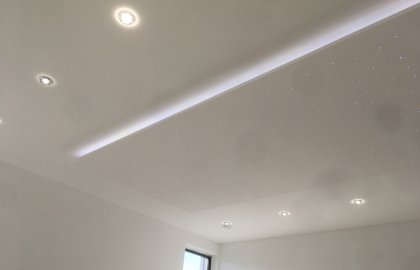 sadrokartonovy strop s dual white podsvietenim