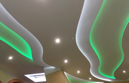 Sadrokartónovy podhľad s LED farebným podsvietením