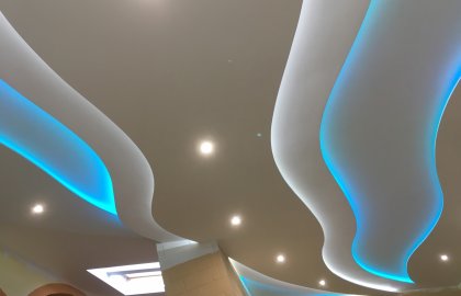 Sadrokartónovy podhľad s LED farebným podsvietením