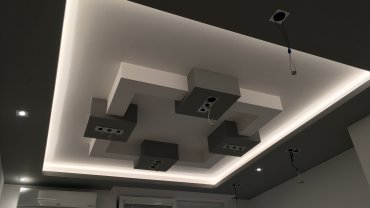 Sadrokartónový strop hranatých tvarov